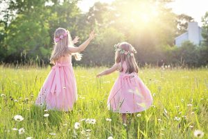 Wie tanzende Kindern auf einer Blumenwiese: Coaching sorgt für mehr Harmonie zwischen Karriere und Familie.